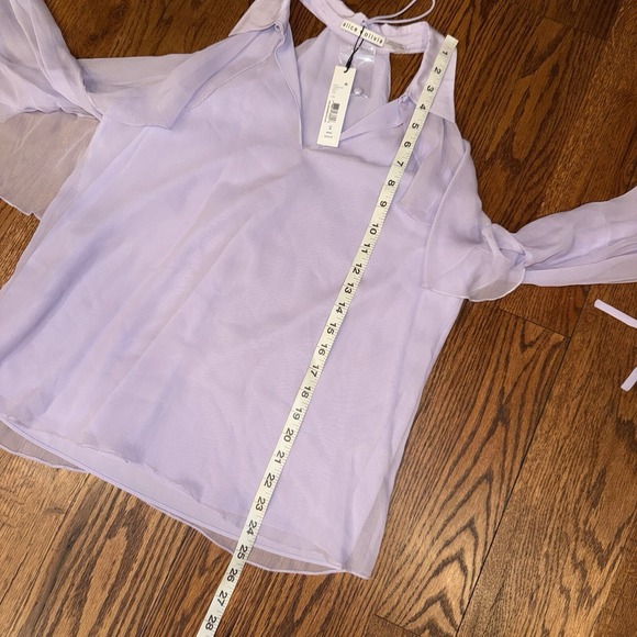 NWT Alice And Olivia Blayne Cold Shoulder Ruffle Blouse Lilac Silk Women's M - Picture 6 of 8